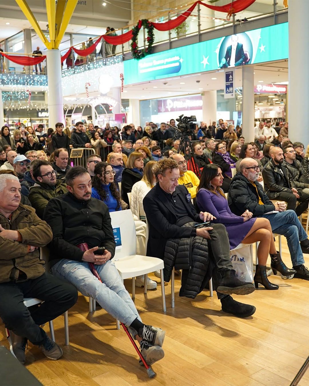 platea di persone riunite per vedere l'intervista fatta a Claudio Amendola per il podcast creato da noi al Vulcano Buono